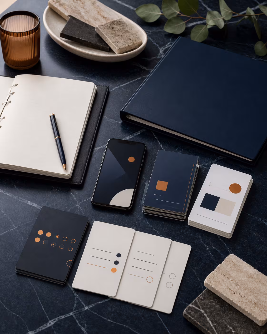 Mesa de gestión comercial con inventario abstracto, agenda y materiales ordenados